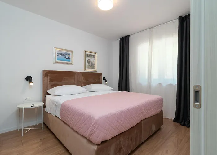 Apartment Maca & With Heated Pool Near 50m Trogir