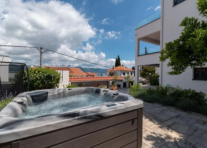 Maca & With Heated Pool Near 50m Apartment