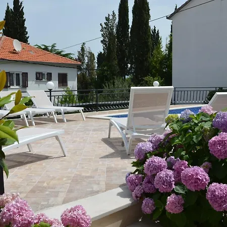 Maca & With Heated Pool Near 50m 아파트