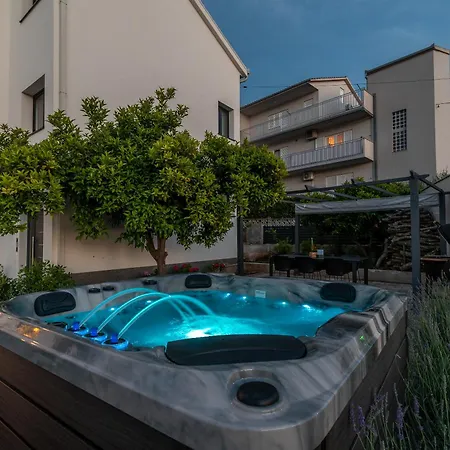 Maca & With Heated Pool Near 50m 아파트 *