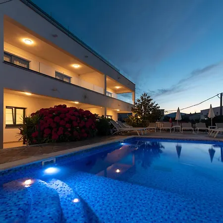 Maca & With Heated Pool Near 50m 아파트 *