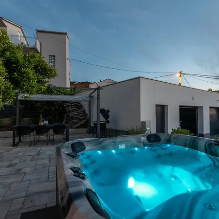 Maca & With Heated Pool Near 50m 아파트