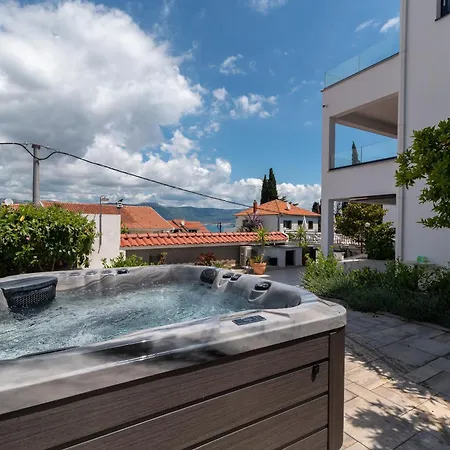 Maca & With Heated Pool Near 50m 아파트