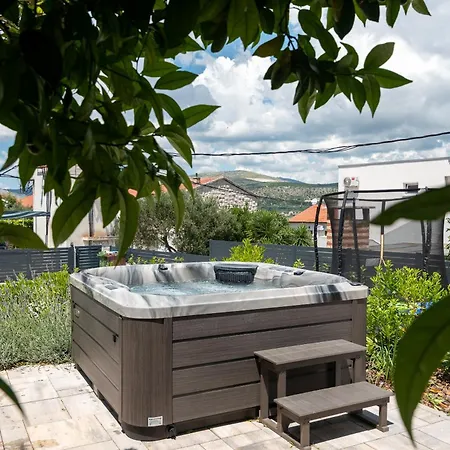 Maca & With Heated Pool Near 50m 아파트 *