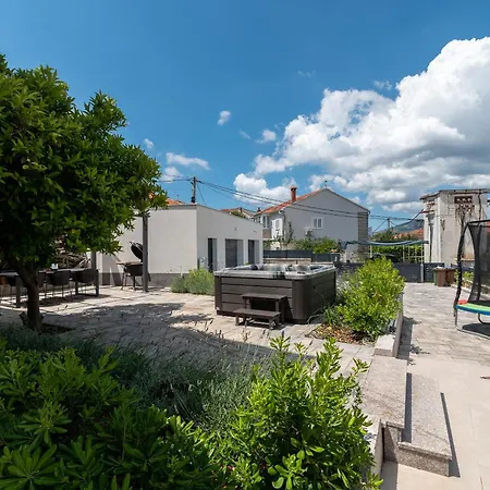 아파트 Maca & With Heated Pool Near 50m 트로기르