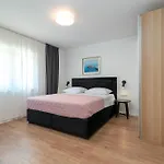 Lägenhet Maca & With Heated Pool Near 50m Trogir