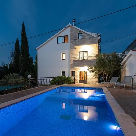 Maca & With Heated Pool Near 50m تروغير