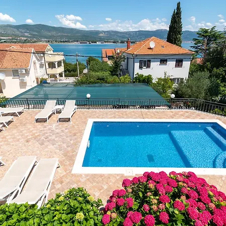 Maca & With Heated Pool Near 50m شقة *