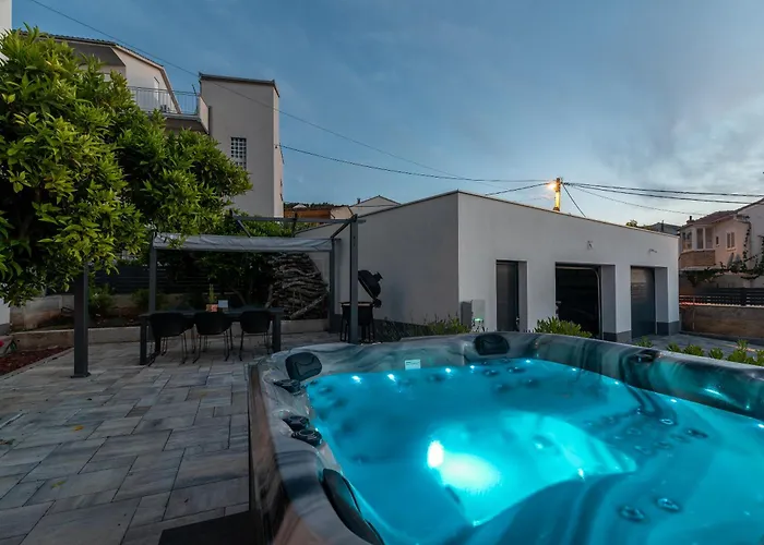 Maca & With Heated Pool Near 50m شقة