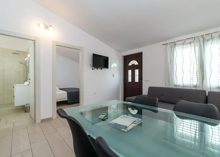 Maca & With Heated Pool Near 50m شقة *
