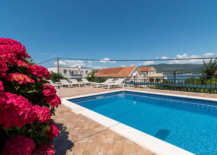 Maca & With Heated Pool Near 50m شقة تروغير
